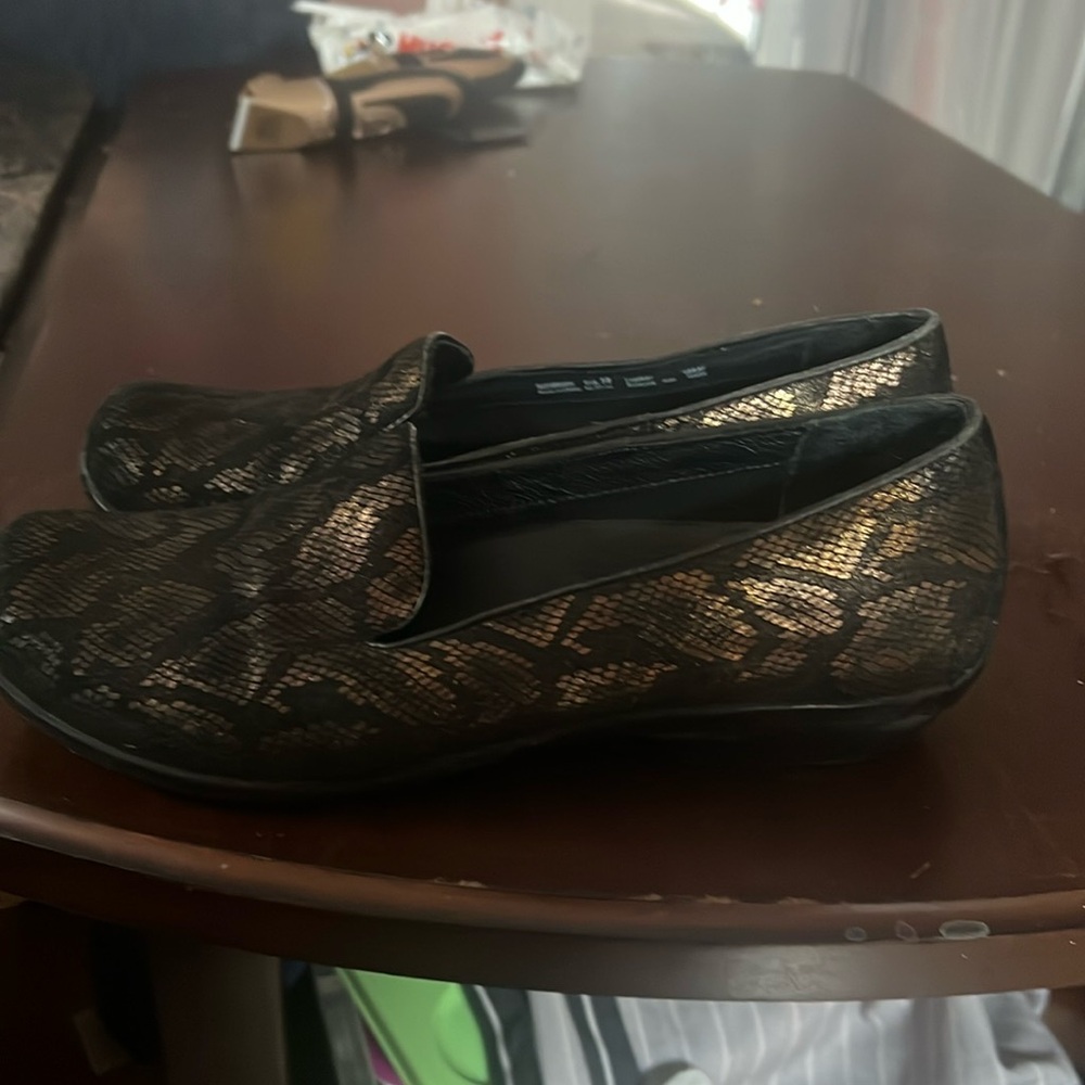 Elegant Black and tan loafers, snake print. Beautiful. good condition